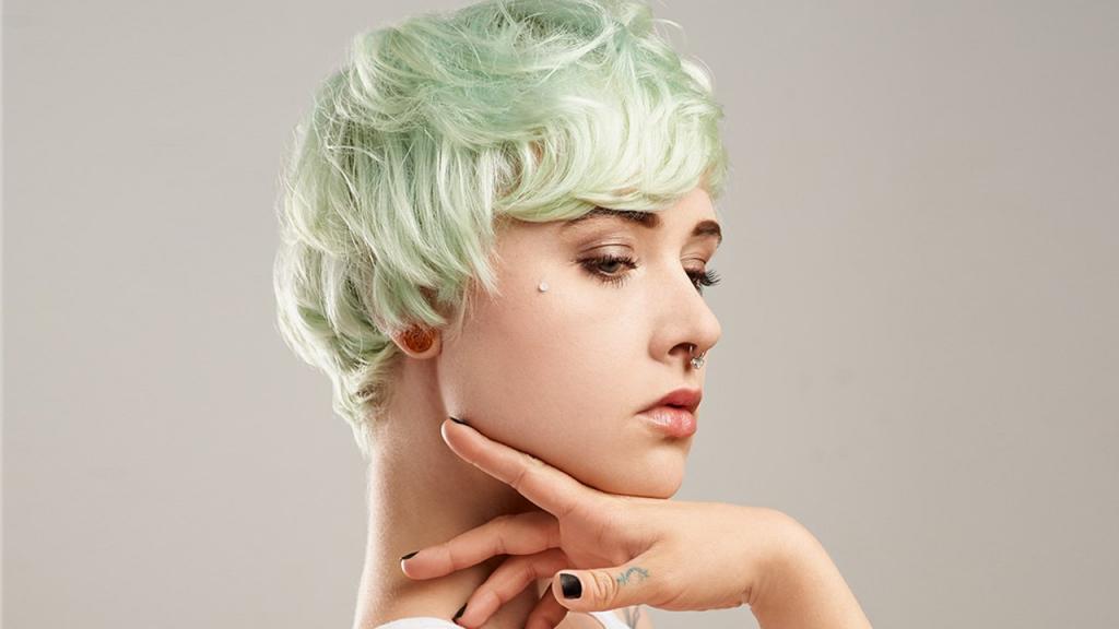 Зеленый оттенок на белых волосах